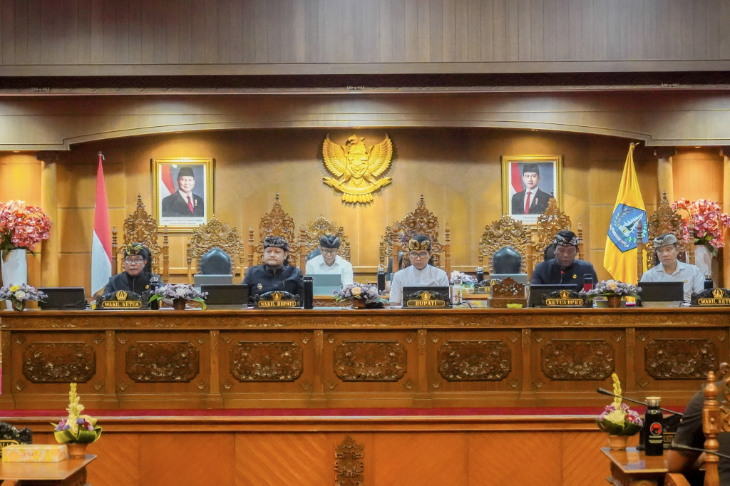 Bupati Giri Prasta Sampaikan Jawaban Pemerintah Dalam Rapat Paripurna DPRD Badung